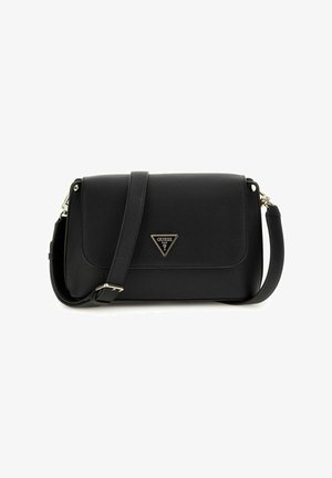 Borsa a tracolla in pelle nera con finitura testurizzata, placca logo triangolare, chiusura a patta e tracolla regolabile. Presenta dettagli in metallo argentato.