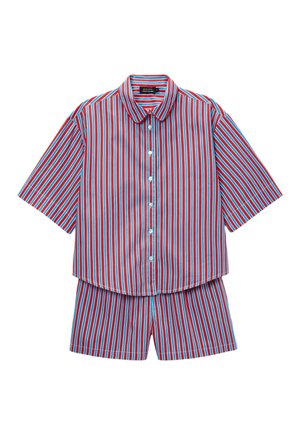 Chemise à manches courtes boutonnée et short assorti avec des rayures verticales rouges, bleues et blanches sur un fond uni.