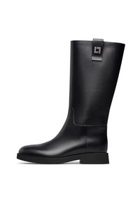 Stivale in pelle nera fino al ginocchio con una texture liscia, dettaglio in metallo rettangolare e suola nera piatta. Design semplice e moderno.