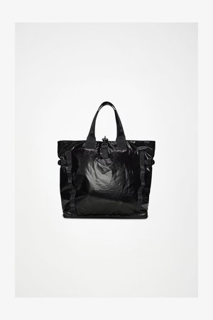 Mustast läikivast ja tekstuuriga materjalist kandekott; varustatud tugeva käepideme ja reguleeritavate külgrihmadega, mis parandavad kandmisvõimalusi.