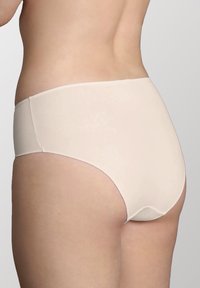 Mutanda beige senza cuciture a vita media, con una texture morbida e liscia e un design a copertura totale. Presenta una fascia larga per il comfort e una finitura pulita.