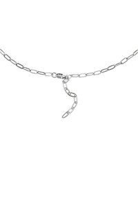 Collana in argento con maglie allungate e un'unica chiusura a torsione. Texture liscia con una finitura lucida.