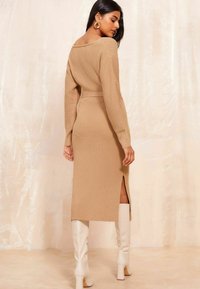 Friends Like These V NECK BELTED MIDI - Strickkleid - camel