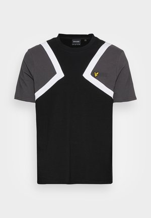 Kortærmet t-shirt med sort bundfarve og grå og hvide diagonale paneler, rund halsudskæring og et lille gult logo på brystet.