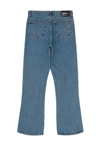 Siniset farkkuhousut, joissa on leveä lahje ja korkea vyötärö. Ominaisuuksina kaksi takataskua ja etiketti vyötärönauhassa. Teksturoitu klassisella farkkukudoksella.