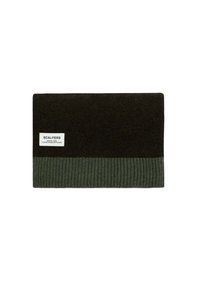 Gorro de punto marrón oscuro con un puño acanalado verde. Presenta una etiqueta blanca con texto, hecho de hilo suave para proporcionar calor.
