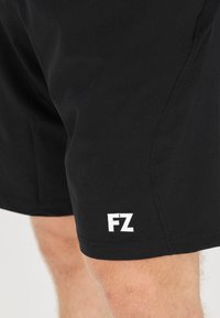 Svarta sportshorts i lättviktig tyg, med en broderad vit "FZ"-logotyp nära fållen och en slät, texturerad yta.