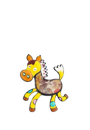 Figurita de caballo colorida con un cuerpo amarillo, torso marrón con patrones y acentos multicolores. Presenta grandes ojos redondos y una postura juguetona.