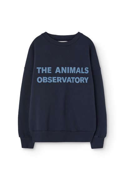 Navyblauer Sweatshirt mit Rundhalsausschnitt, langen Ärmeln und gerippten Bündchen. Mit großem, hellblauem Text: "THE ANIMALS OBSERVATORY" auf der Vorderseite.