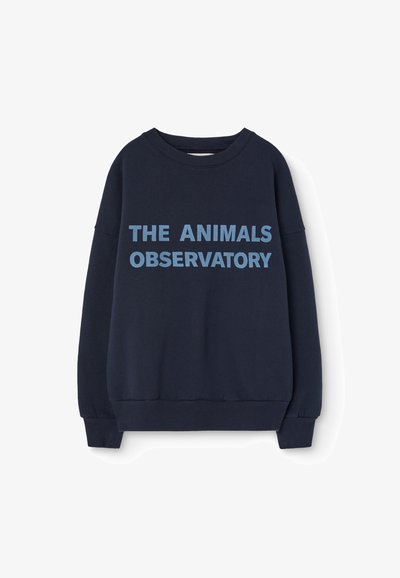 Felpa blu navy con collo rotondo, maniche lunghe e polsini a coste. Presenta un grande testo azzurro chiaro: "THE ANIMALS OBSERVATORY" sul davanti.