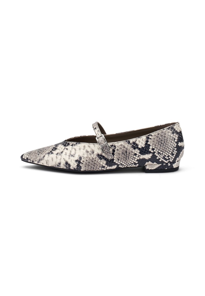 Zapato plano de punta con un patrón de serpiente en blanco y negro, con una pequeña correa en el tobillo y una suela plana. Textura suave.