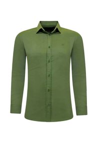 Olijfgroen overhemd met knopen en lange mouwen, voorzien van een klassieke kraag en een subtiel logo op de linkerborst, tegen een witte achtergrond.