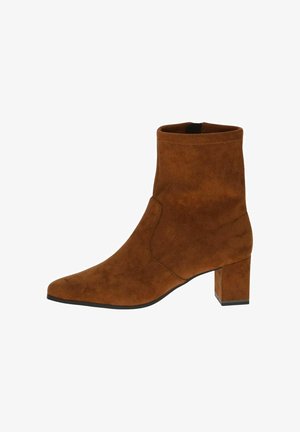 Brune ruskinds ankelstøvle med spids tå og blokkens hæl, med glat tekstur og minimal syning.