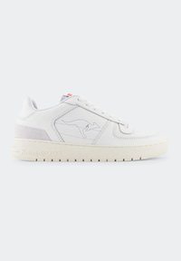 Białe skórzane sneakersy z teksturowanym wzorem, z szarym zamszowym akcentem oraz emblematem kangura po bokach, na kremowej gumowej podeszwie.