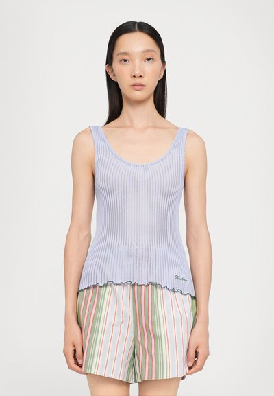 Lila geribbelde tanktop met een ronde halslijn, voorzien van een gegolfde zoom. Gestyleerd met meerkleurige gestreepte shorts.