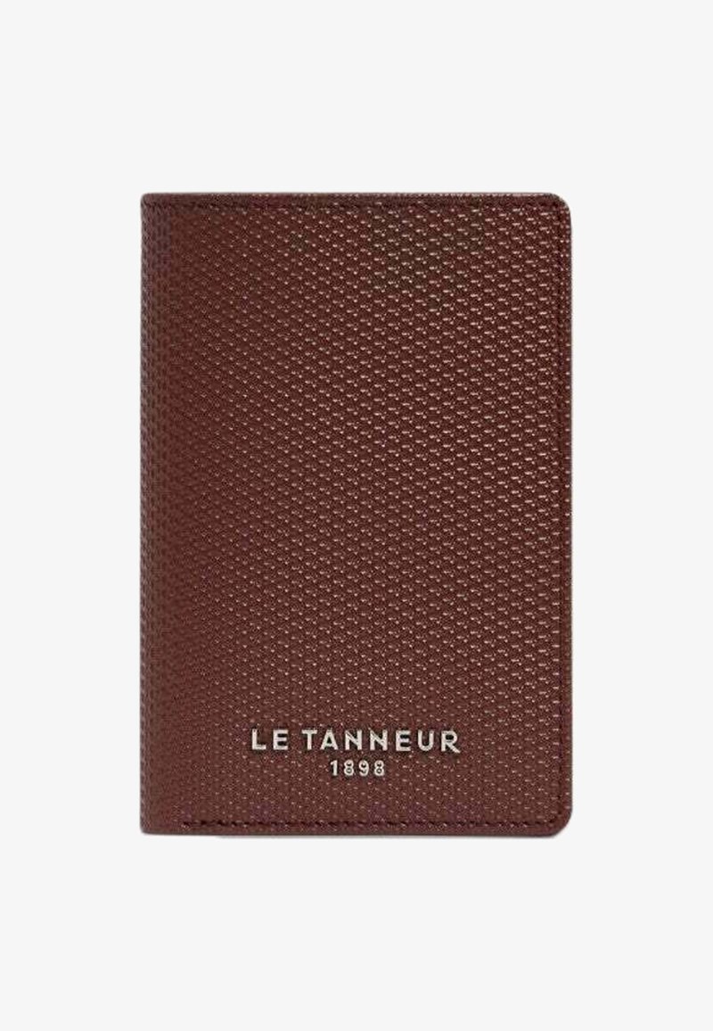 Portafoglio marrone in pelle con superficie testurizzata, caratterizzato da un logo argentato "LE TANNEUR 1898" nella parte inferiore. Forma rettangolare compatta.