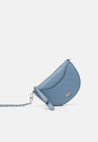Sac à main en cuir bleu avec une forme semi-circulaire, quincaillerie en argent et une bandoulière en chaîne. Il dispose d'une fermeture éclair et d'un accent de logo à l'avant.
