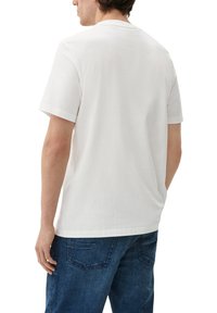 s.Oliver MIT LOGO STICKEREI - T-Shirt basic - weiß