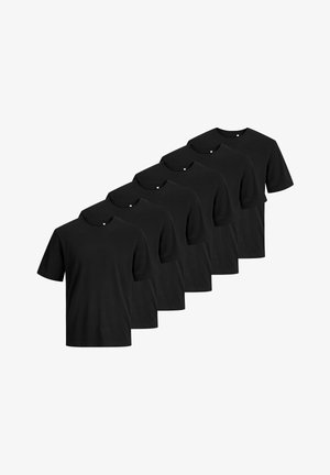 Cinque T-shirt nere semplici a maniche corte con scollo rotondo, disposte in fila sfalsata e sovrapposta su uno sfondo bianco.