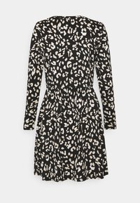 Musta mekko pitkillä hihoilla, jossa on beige ja valkoinen leopardikuvio, vyötäröltä kireä ja liehukasa skirt. Pehmeä tekstuuri.