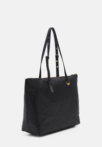 Zwarte leren tote bag met lange hengsels, gouden accenten en een ritssluiting. Heeft een textuur oppervlak en een ruim ontwerp.