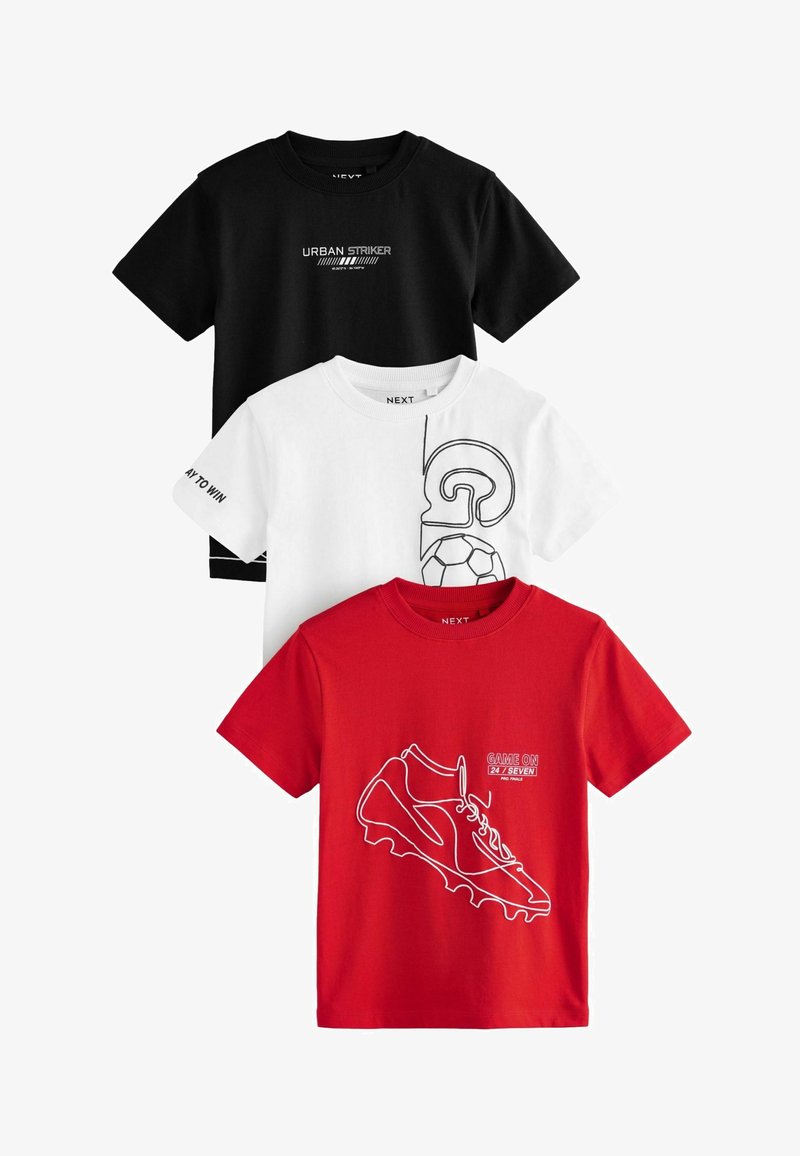 Kolm T-särki: must "URBAN STRIKER" tekstiga; valge, millel on graafiline jalgpallidisain ja "PLAY TO WIN"; punane valge ääristatud jalgpallijalanõu ja "GAME ON".