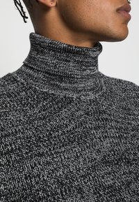 Jack & Jones JCOPOWER ROLL NECK - Camisola - black twisted with cloud dancer