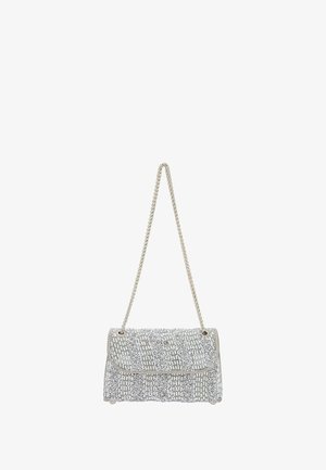 Sidabrinė grandinėlė piniginė stačiakampio formos, dengtą blizgančiais akmenėliais, išdėstytais raštuotomis juostelėmis, kabanti ant sidabrinės grandinėlės dirželio.