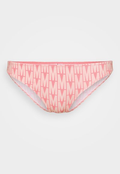 Rózsaszín bikini alsó, ismétlődő "M" mintával, puha anyagból készült. Kiemelkedő derékpánt és ívelt lábnyílások jellemzik.