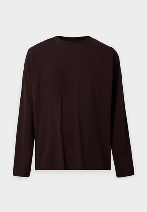 Dunkelbraunes Langarmshirt mit Rundhalsausschnitt und dezentem kleinem Logo mittig auf der Brust vor schlichten Hintergrund.