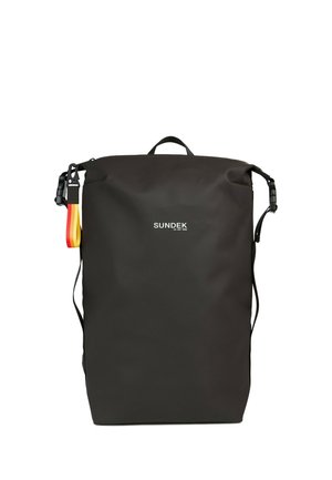 Zaino rettangolare nero Sundek con maniglia superiore, spallacci regolabili e una cinghia laterale con un laccio giallo e rosso.