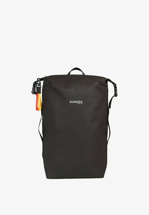 Zaino rettangolare nero Sundek con maniglia superiore, spallacci regolabili e una cinghia laterale con un laccio giallo e rosso.