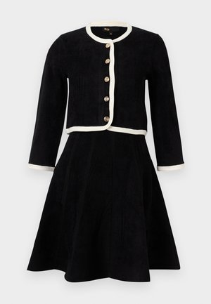 Rochie neagră cu un corset ajustat și fustă evazată. Include o jachetă scurtă cu margini crem, nasturi aurii și mâneci lungi. Textură moale.