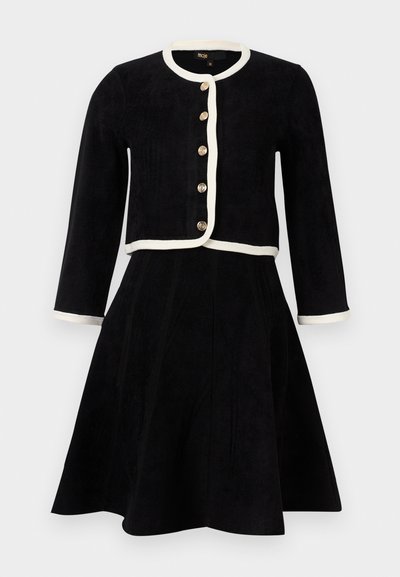 Svart klänning med en figursydd bodice och en utsvängd kjol. Har en kort jacka med krämfärgad kant, guldknappar och långa ärmar. Mjuk textur.