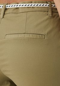 ONLY Petite ONLBIANA BELT - Chino hlače - dried herb