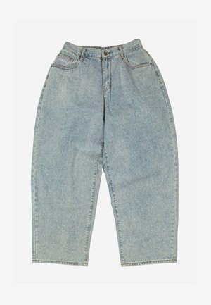 Svijetloplave traperice širokih nogavica s visokim strukom, prednjim džepovima, petljama za remen i malom oznakom "Washed" na desnom džepu.