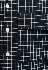 Camicia navy con bottoni, caratterizzata da un motivo a quadri bianchi, taschino sul petto e stoffa di cotone liscia con una finitura texture.