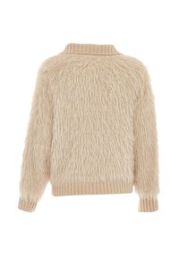 Maglione beige soffice con colletto e polsini a coste, orlo corto e superficie testurizzata creata da fibre lunghe e morbide.