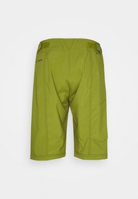 Short vert jusqu'aux genoux avec taille ajustable et coutures visibles, montré de dos sur un fond uni.
