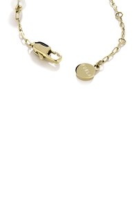 Zelta ķēdes aproce ar omāra aizdari, mazu apaļu zīmīti ar gravējumu "FURLA" un vienu baltu pērli.