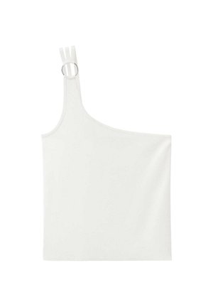 Top asymétrique sans manches blanc avec une bretelle présentant un détail d'anneau argenté sur fond uni