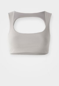 Sujetador corto gris con un amplio escote cuadrado y espalda descubierta. Fabricado con un tejido suave y elástico, sin costuras ni herrajes visibles.