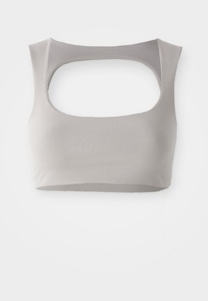 Grå kort bralette med bred fyrkantig halsringning och öppen rygg. Tillverkad av slät, elastisk tyg utan synliga sömmar eller hårdvara.