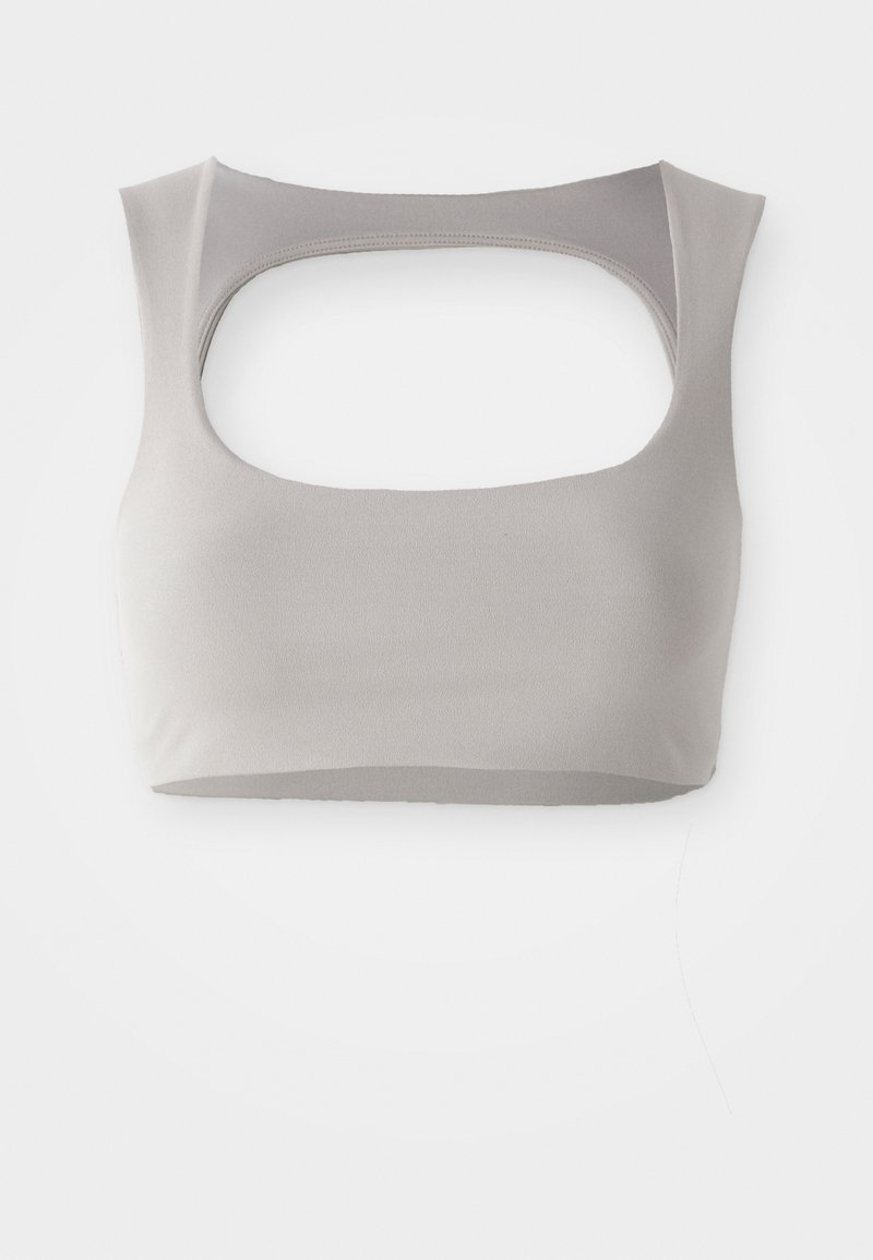 Grijze cropped bralette met een brede vierkante halslijn en open rug. Gemaakt van soepele, rekbare stof zonder zichtbare naden of hardware.