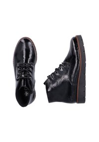 Bottines en cuir verni noir avec bouts ronds, fermeture à lacets à l'avant et surface texturée. Semelle en caoutchouc crantée basse avec un léger talon.