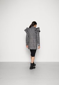 Custommade KOBA - Casaco curto - anthracite black