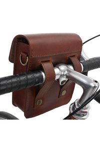 Borsa manubrio in pelle marrone con due cinturini frontali, accenti in metallo e chiusura a patta, fissata a manubri neri con impugnature texturizzate.