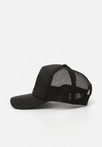 Fekete trucker sapka szilárd elülső panellel és hálós hátsó résszel. Hajlított csúccsal és texturált logóval az elején. Állítható snapback zárással.