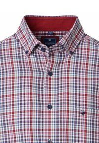 Rot kariertes Hemd mit blauem, rotem und weißen Karomuster. Ausgestattet mit einem Button-down-Kragen und dunkelblauen Knöpfen sowie einem kleinen Logo auf der Brust.