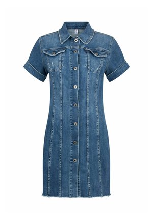 Robe en jean bleu à manches courtes avec fermeture à boutons sur le devant, poches poitrine à rabats et poignets retroussés, avec des coutures verticales décoratives.